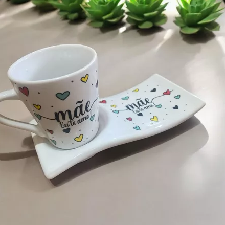 Kit Caneca Porcelana e Pires Ondulado Mãe Eu te Amo